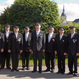 von links: König David Mörs, Wilhelm Klenke (50), 1. Vorsitzender Michael Walter, Adalbert Burgard (60), Johannes Klenke (60), Fritz Derenthal (60), Ehrenfahnenoffizier Stefan Warnke (60), Fritz Klenke (60), Josef Rose (60), Oberst Frank Bosin