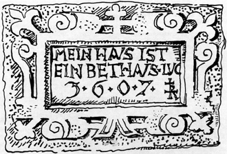 Die am Kirchturm Rösebeck angebrachte Inschrifttafel von 1607.